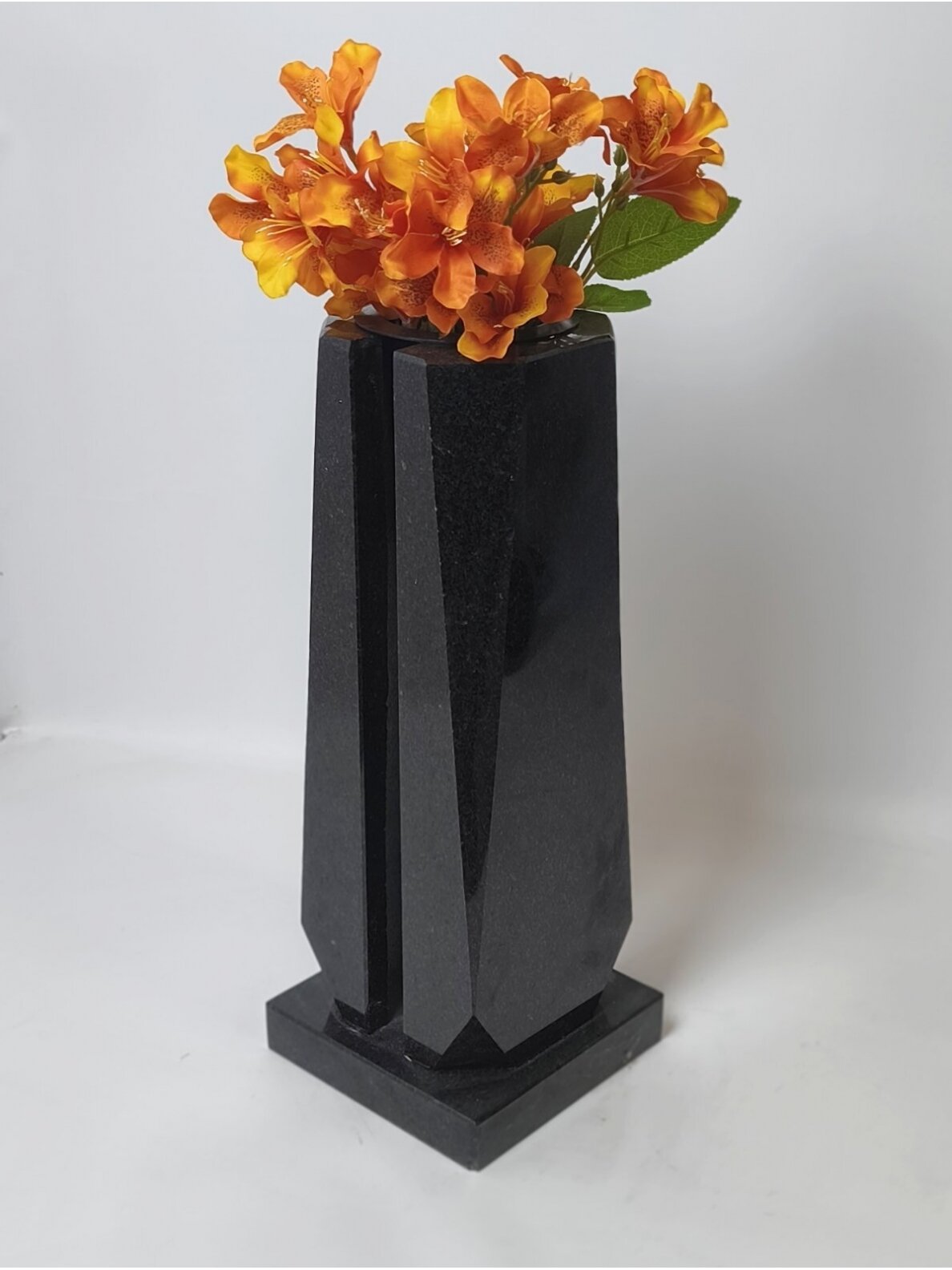 Granitinė vaza W6 (H-40, Ø-16) Granitinė vaza W6 (H-40, Ø-16)