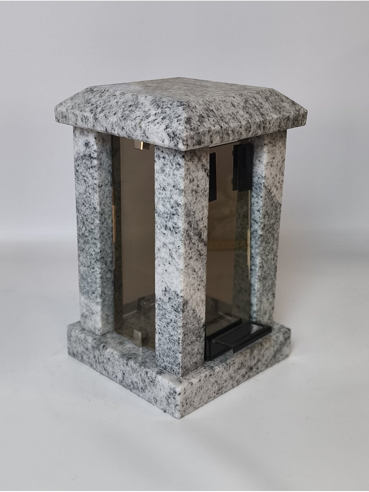 Žvakidė kvadratinė be križiuko granitas L1 (26*16*16) 1 Žvakidė kvadratinė be križiuko granitas L1 (26*16*16) 1