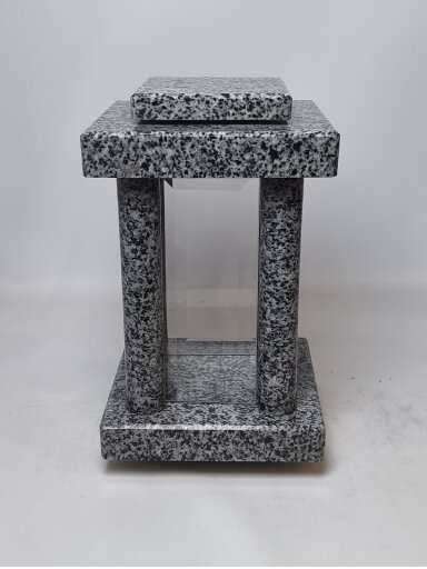 Žvakidė kvadratinė be križiuko granitas L8 (33*20*20)