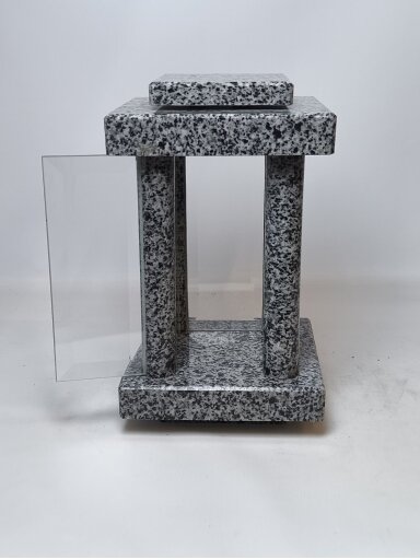 Žvakidė kvadratinė be križiuko granitas L8 (33*20*20)